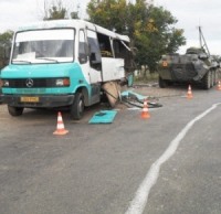 На Буковині не поділили дорогу пасажирський автобус і танк