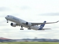 Новый Airbus A350 впервые поднялся в небо 
