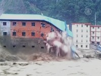Наводнением смывает здания в Китае