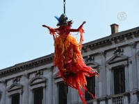 Гости Венецианского карнавала увидели «полёт ангела»