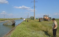 В Новотроїцькому районі внаслідок несправності «Камаз» з`їхав у канал.