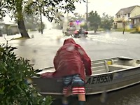 Наводнение в Австралии: вода течет через дома