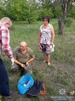 У Березнегуватському районі дружина «автоматчика», якого затримали поліцейські, намагалася позбутися у лісосмузі ще й сумки з гранатами