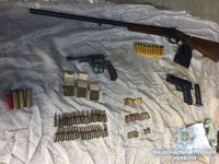 Біляївські поліцейські викрили чоловіка, який культивував коноплі та зберігав вогнепальну зброю