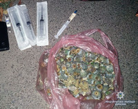 У Житомирі поліцейські охорони вилучили наркотики у перехожого