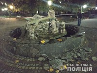 У Бібрці правоохоронці затримали зловмисника, котрий пошкодив фонтан