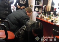 У Баранівці поліція викрила перукарку у… торгівлі наркотиками