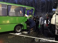 Під Києвом сталася ДТП за участю маршрутного автобусу. Тяжко травмована жінка-пасажир
