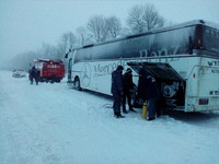 Рятувальники звільнили із снігового замету пасажирський автобус (ВІДЕО)