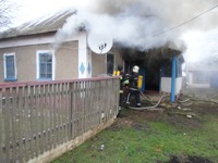 В смт Чаплинка загасили пожежу в будинку