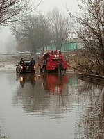 Рятувальники продовжують роботи по відкачуванню води поблизу села Тарасівка