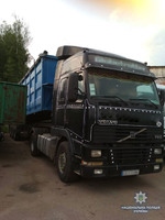 На Чернігівщині поліція затримала вантажівку, що скинула 12 тонн сміття прямо в селі