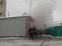 смт Новопсков: рятувальники ліквідували пожежу у торгівельному павільйоні