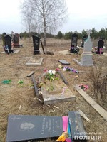 Поліцейські встановили чоловіка, причетного до наруги над могилою у Зарічненському районі