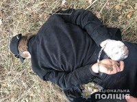 Оперативники Київщини затримали розшукуваного зловмисника, який тікаючи, погрожував кинути в них гранату