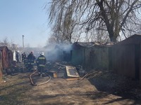 Пустомитівський район: внаслідок пожежі сухої трави згоріли 3 будівлі та 6 гаражів 
