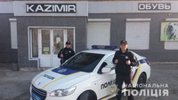 Поліцейські охорони Донеччини попередили крадіжку з магазину шкіряних виробів