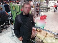 Поліцейські охорони Київщини затримали крадія на місці злочину