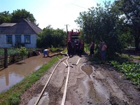 смт Новотроїцьке: рятувальники провели відкачку води з приватного подвір’я