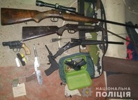 У Новодністровську поліцейські виявили та вилучили зброю, набої та кастет
