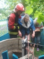 Волинська область: рятувальники витягнули з колодязя людину