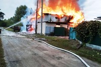 Менський район: вогнеборці ліквідували загоряння легкового автомобіля, господарчої та будівлі гаражу