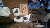 У Бобровиці поліція вилучила наркотики та зброю у чоловіка, який тероризував місцеве населення