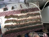 На Диканьщині детективи в домоволодінні місцевого жителя вилучили майже тисячу бойових набоїв різного калібру