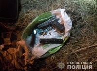 На Київщині затримано водія, який тікаючи від поліцейських, викинув пакет зі зброєю