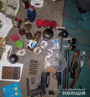 На Кіровоградщині у місцевого жителя поліцейські вилучили зброю, боєприпаси та наркотичні засоби