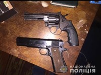 Київщина: у чоловіка, який стріляв серед вулиці, вилучено арсенал зброї