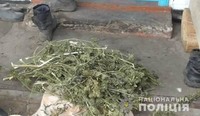 Слідчі вилучили у жителя Оратівського району майже 2 кілограми конопель