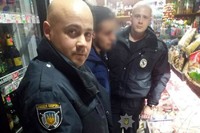 Поліцейські охорони Хмельниччини затримали дебошира з пістолетом, який погрожував продавчині