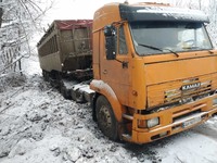 Покровський район: рятувальники витягнули зі снігового замету вантажний автомобіль з напівпричепом, що транспортував насіння соняшника