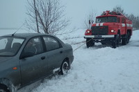 Харківська область: рятувальники надають допомогу водіям подолати складні ділянки доріг