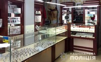 В Торецьку поліцейські затримали злочинців, які обікрали ювелірну крамницю