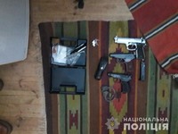 Правоохоронці Київщини під час обшуків вилучили зброю та боєприпаси