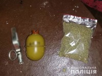 Поліція у Зінькові вилучила зброю та наркотики 