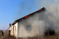 У Хмельницькому районі вогнеборці ліквідували масштабну пожежу недіючої господарчої споруди