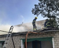 Олешківські рятувальники гасили будинок де під час пожежі постраждала жінка
