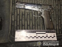 На Тячівщині поліція затримала озброєного чоловіка, що рухався в автівці, якою керував його нетверезий товариш
