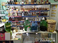 У Верхньодніпровську поліцейські вилучили з магазину алкоголь сумнівного походження