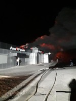 В Сарнах під час ліквідації пожежі у складському приміщенні рятувальники винесли три кисневих балони та не допустили знищення вогнем поруч розташованого магазину