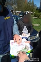 На Харківщині працівники поліції викрили двох чоловіків у вимаганні грошей у фермера