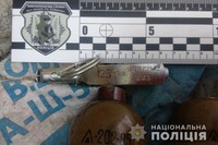 Слідчі Тернополя у житловому будинку 24-річного чоловіка виявили та вилучили бойові гранати