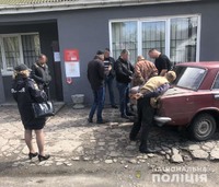 На Житомирщині правоохоронці затримали двох чоловіків під час отримання посилки з психотропом