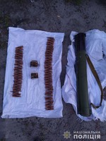 На Харківщині поліцейські затримали чоловіка під час збуту зброї та боєприпасів