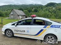 Поліцейські Тячівщини затримали чоловіка, який до смерті побив свого односельця
