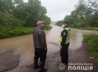 Поліцейські допомагають людям ліквідувати наслідки повені у Стрийському районі