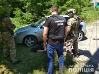 Правоохоронці затримали зловмисника під час закупки двох  бойових пістолетів ТТ